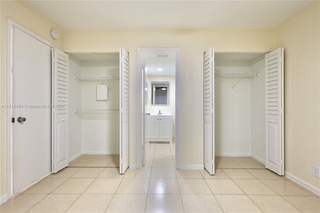 Foto del edificio - 10016 Twin Lakes Dr