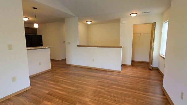 Foto del edificio - 3 Bedroom 2 Bathroom Condo Style Upper is Available
