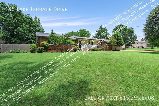 Foto del edificio - Huge Fenced in Yard just yards from the Lake!