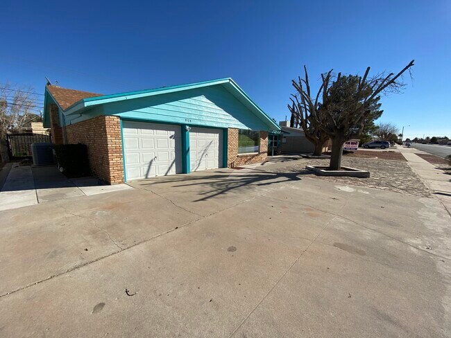 Building Photo - 3328 Wedgewood Dr