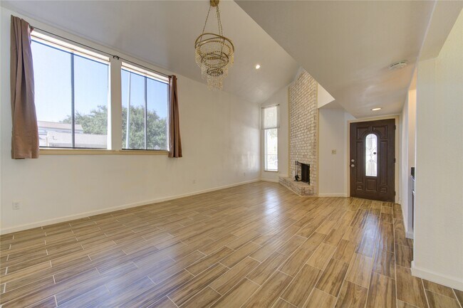 Foto del edificio - 4403 Willow Beach Dr