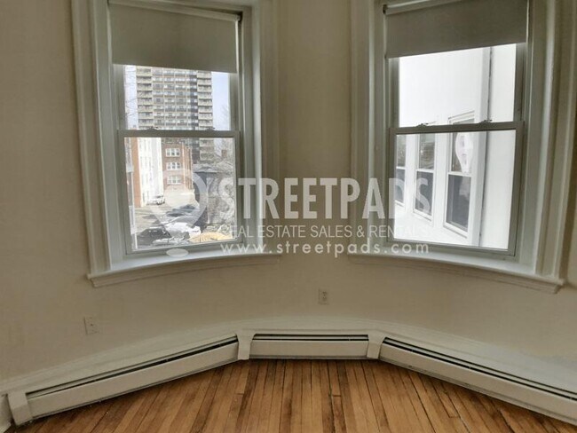 Foto del edificio - 2 bedroom in Brookline MA 02446