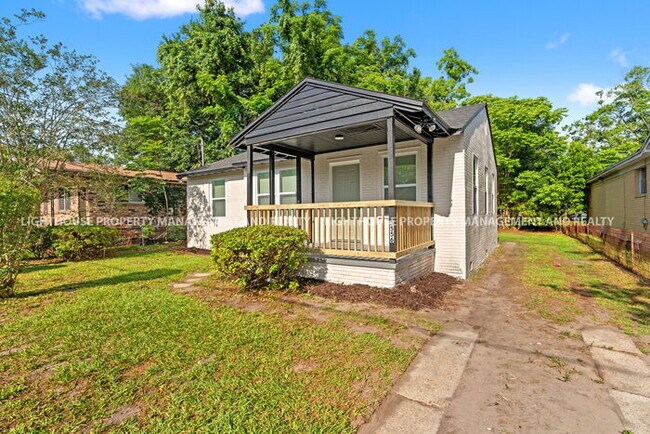 Building Photo - NEWLY RENOVATED 3 BED/1 BATH HOME!