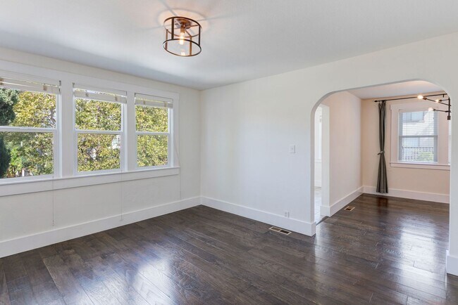 Building Photo - THREE BEDROOM / TWO BATH HOME IN NICE NEIG...