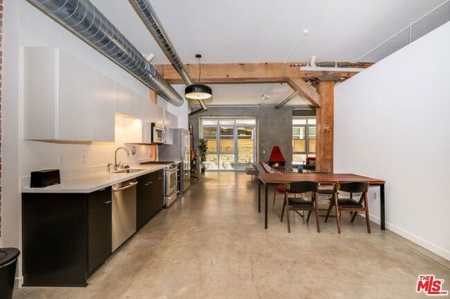 Building Photo - 527 Molino St