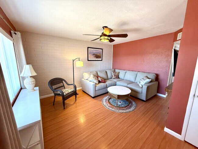 Foto del edificio - Furnished- Cute 2 Bedroom Home with Garage...