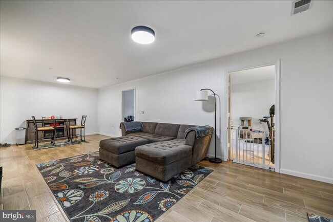 Foto del edificio - 10010 Vanderbilt Cir