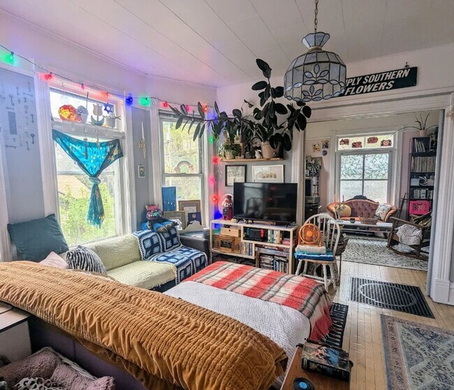 Building Photo - 1802 W 3rd St