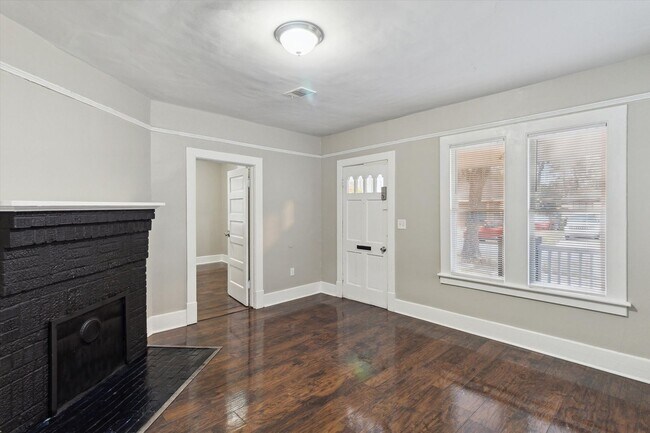 Foto del edificio - Large Downtown 3BR/2BR House Walking Distance to Forsyth Park