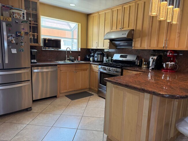 Foto del edificio - 6449 Sheltondale Ave