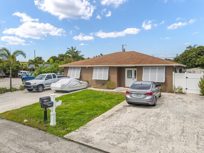 Building Photo - 1603 Holly St