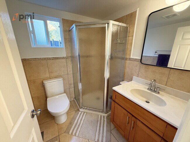 Foto del edificio - Charming 3-Bedroom with 2 Baths in Prime Oakland Location – 800 Sq Ft of Cozy Living with Outdoor...