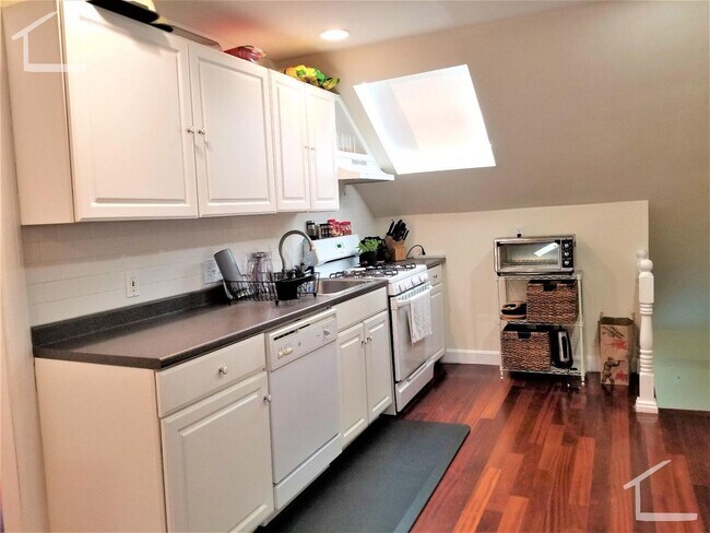 Building Photo - TOP FLOOR Brighton 2 bed with parking spot...