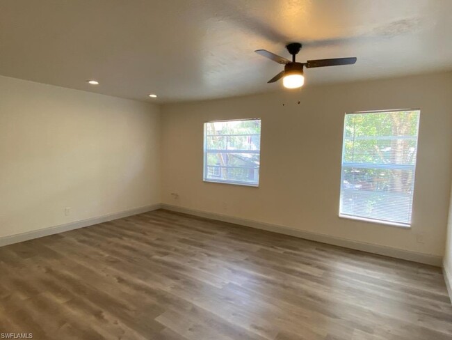 Foto del edificio - 3160 E Riverside Dr
