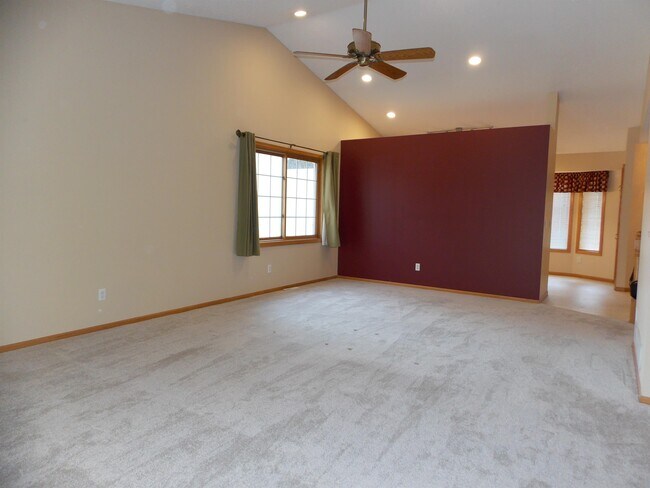Building Photo - 726 E Nicollet Blvd