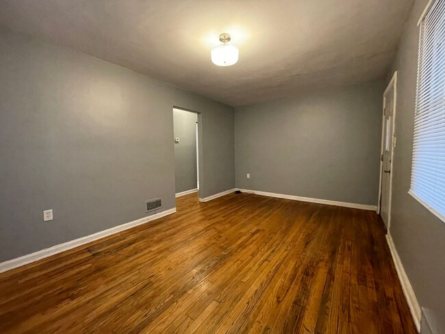 Building Photo - Cozy 2 Bedroom/ 1 Bathroom Home in Gary, IN