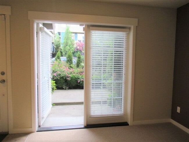 Building Photo - 2bd/2.5ba Seattle Townhome