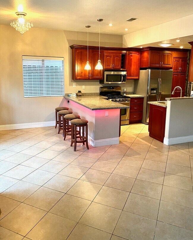 Foto del edificio - 528 N Parker St