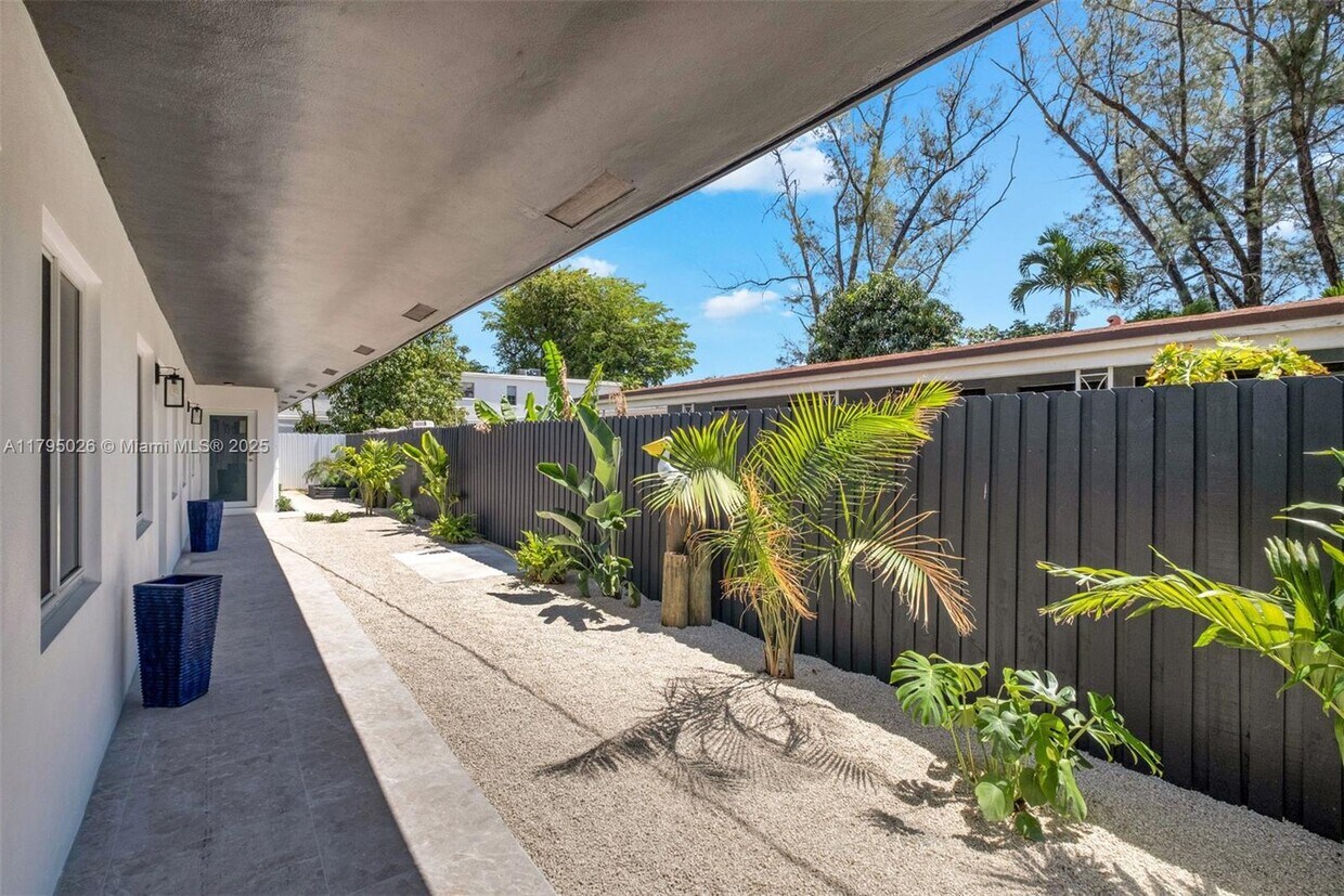 Foto principal - 1228 NE 5th Ave