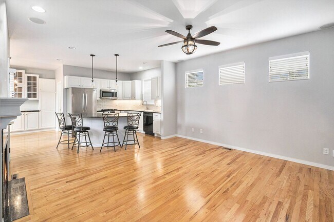 Foto del edificio - Welcome to this beautifully maintained 4-bedroom, 4-bath home with a dedicated office space