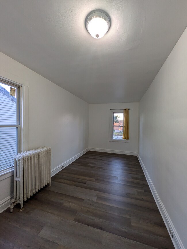 Building Photo - 1112 Hartrey Ave