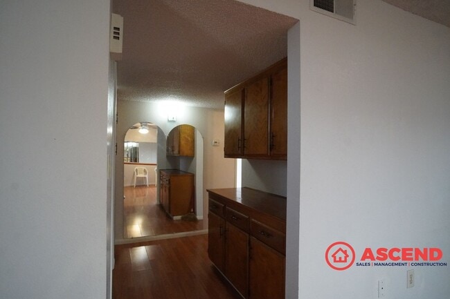 Building Photo - Splendid Home In East Bakersfield!