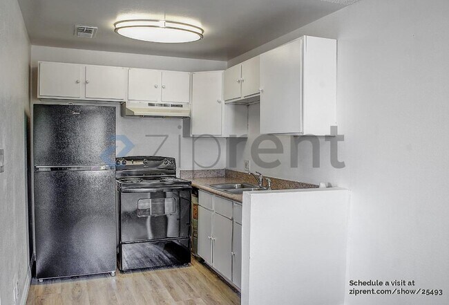 Building Photo - Unit 8