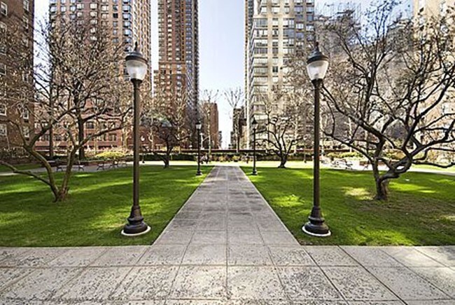 Foto del edificio - 30 West 60th Street