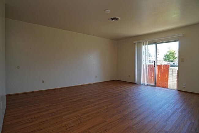 Foto del edificio - Charming 2 bedroom 1 bath in Carmichael!