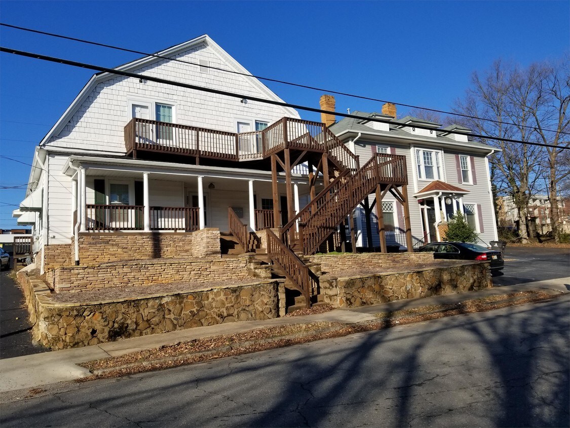 Primary Photo - 212 N Spring St
