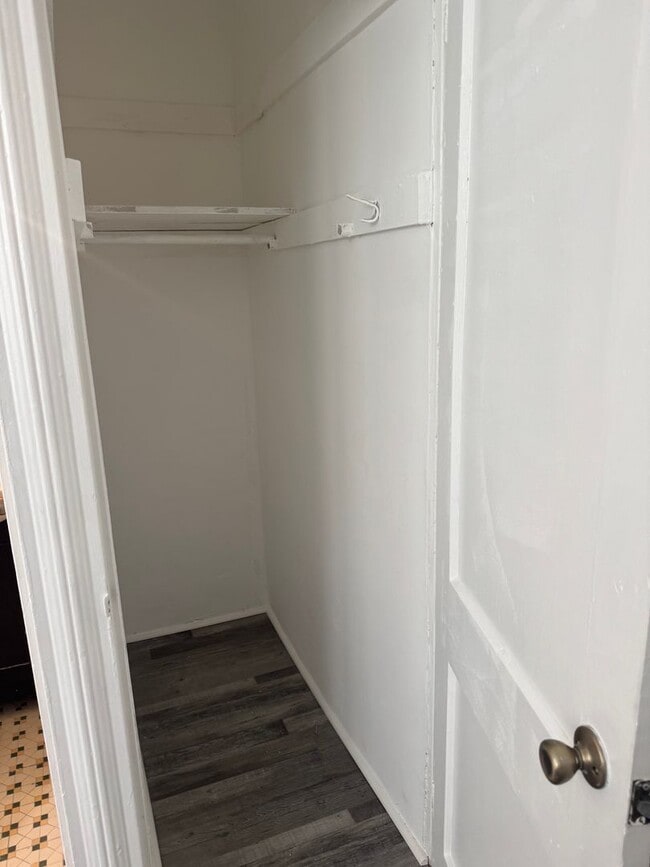 Building Photo - Studio, 1 bathroom apartment ready for mov...