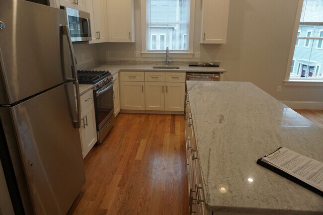 Foto del edificio - $3,850 Renovated 3BR Near Boston College | Parking Included | Updated Kitchen & Bath