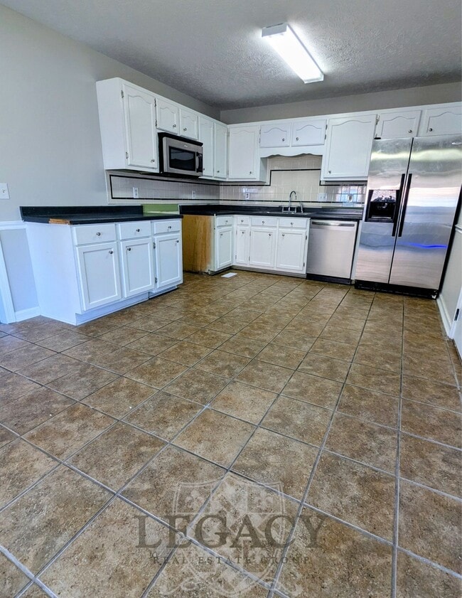 Building Photo - 221 Benefield Dr