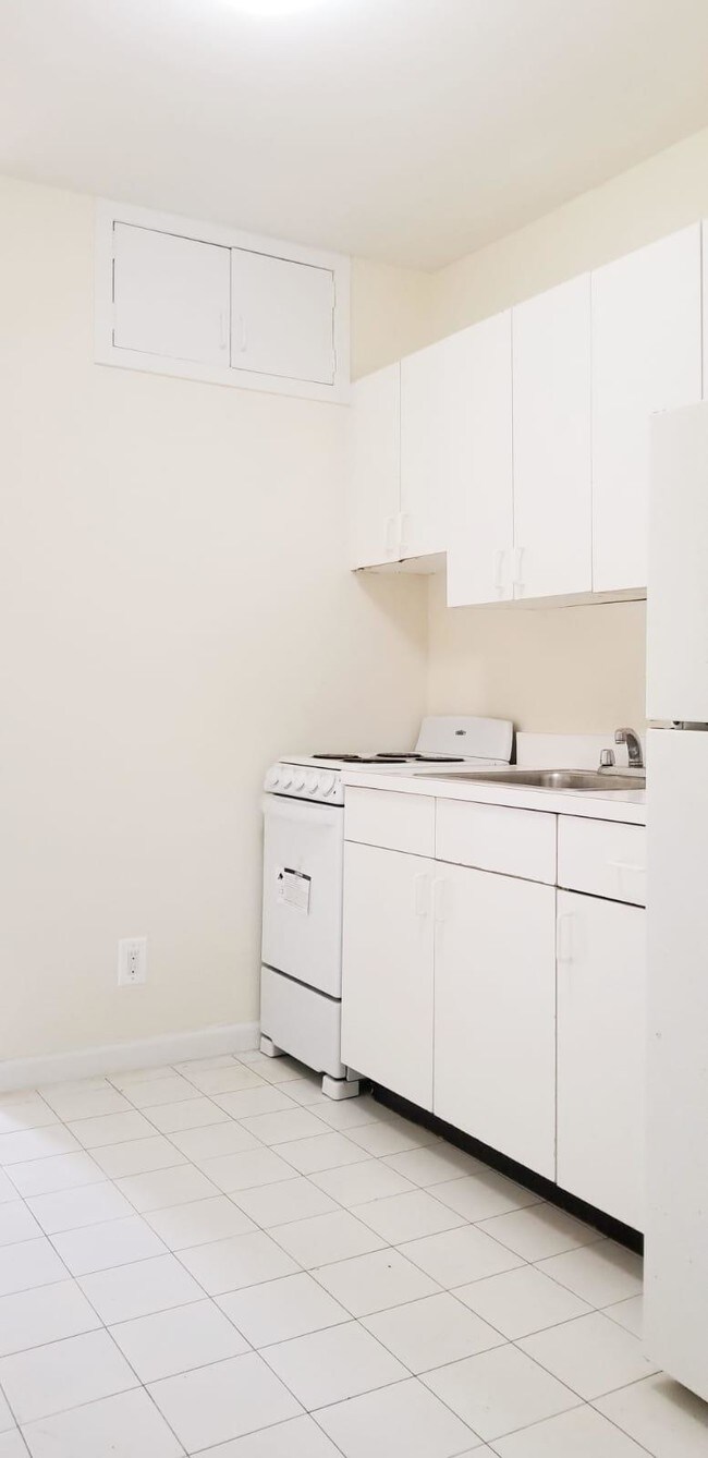 Building Photo - 693 Tenth Avenue