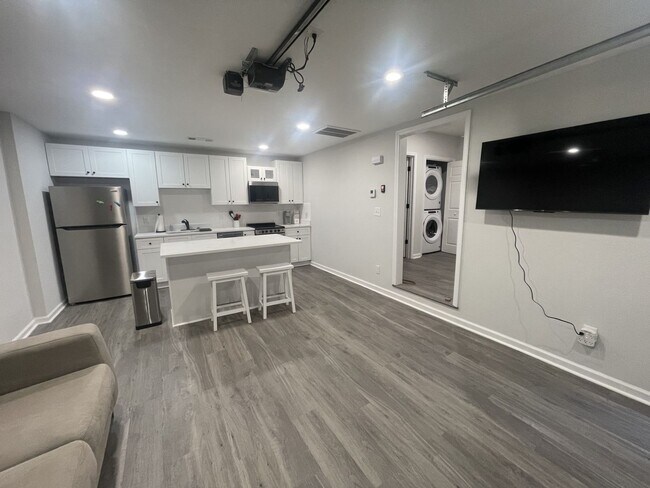 Foto del edificio - SPACIOUS COTTAGE FOR LEASE - AVAILABLE NOW!