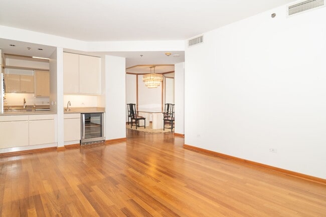 Building Photo - Spacious Condo, Exclusive Building - Honolulu