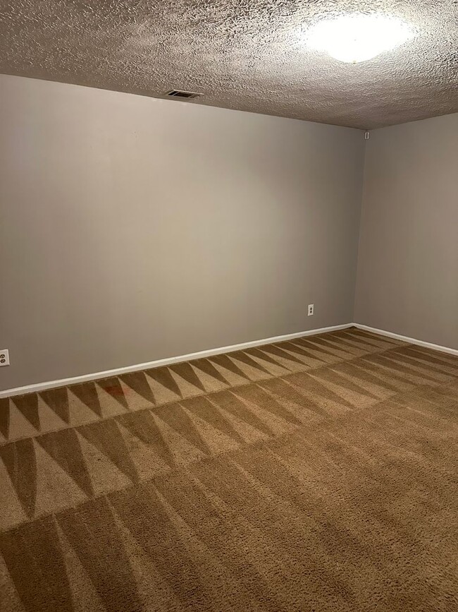 Building Photo - 929 Live Oak Dr