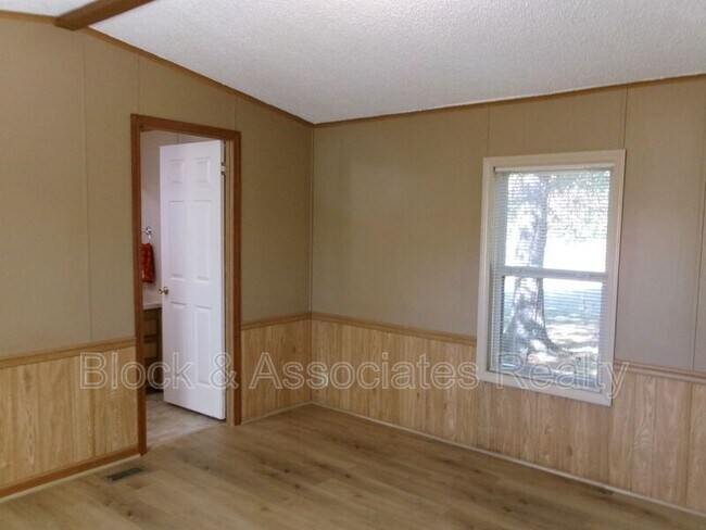 Foto del edificio - 6991 Spencer-Dixon Rd