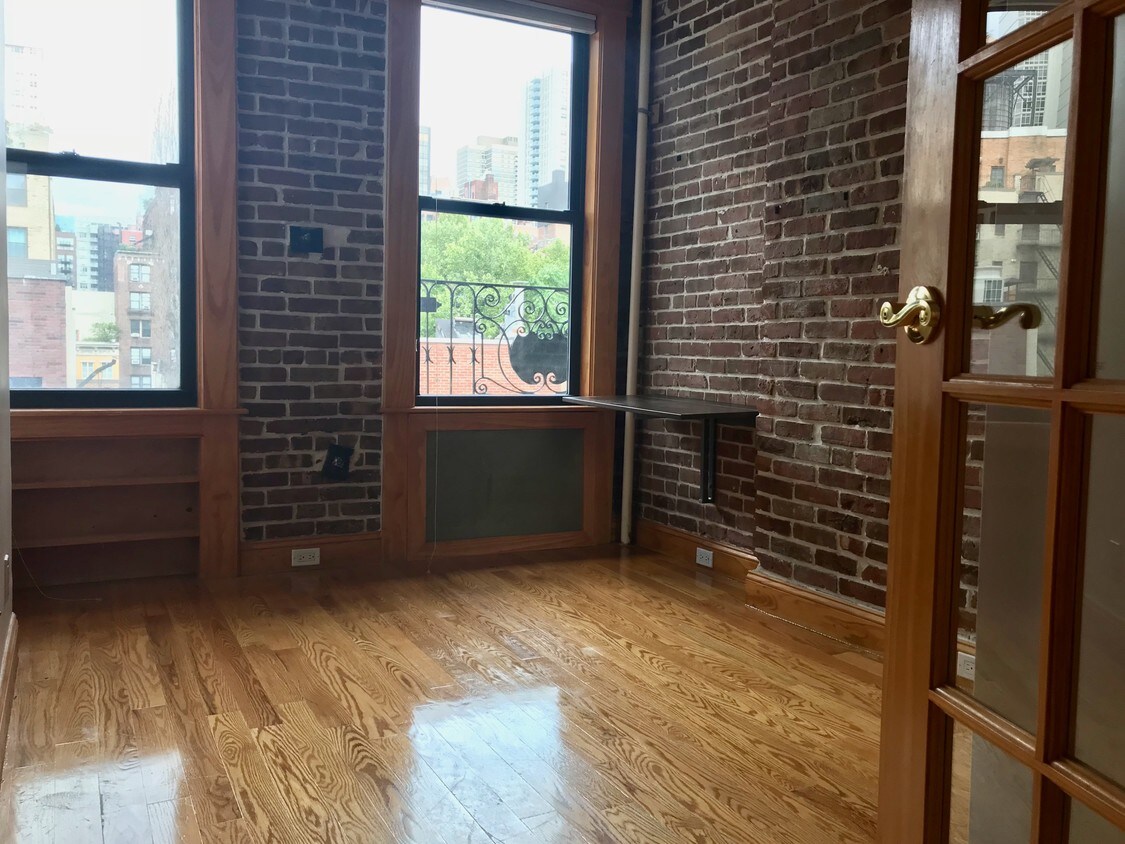 Primary Photo - 326 E 52nd St