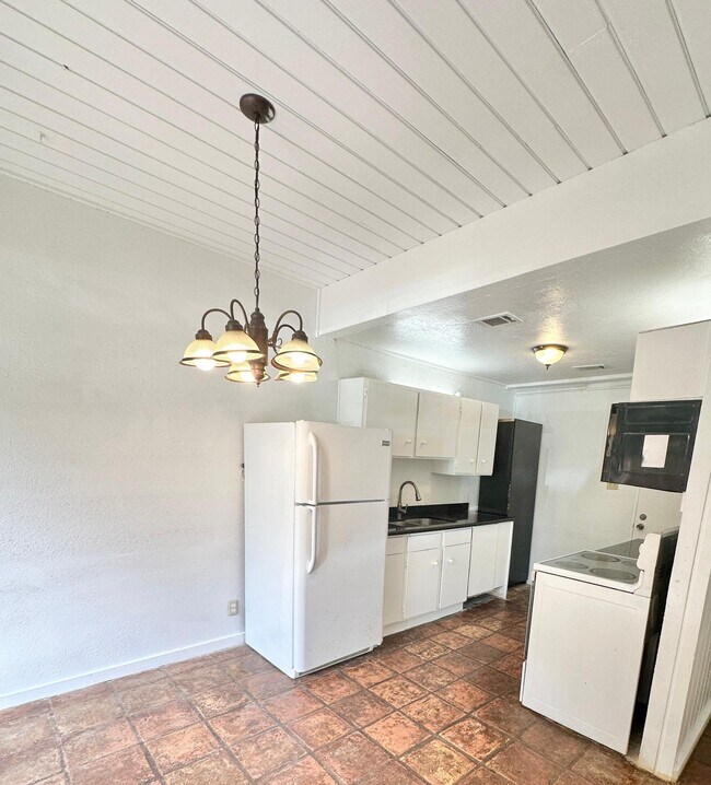 kitchen on ground floor - 14 Lakeway St