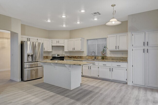 Building Photo - Elegant kitchen open to family room with f...