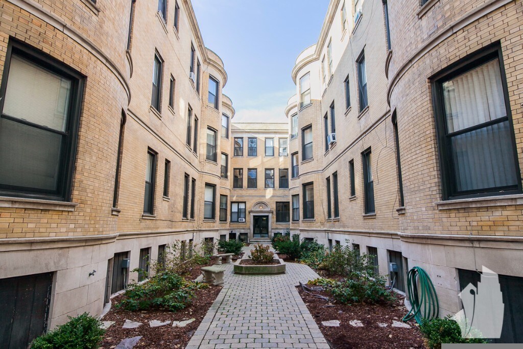 Foto principal - 1205 N Dearborn St