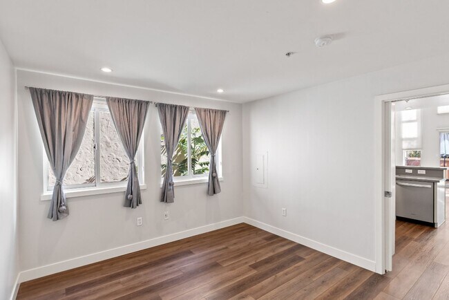 Foto del edificio - Well maintained two-story condo - Bright End Unit - Lease Terms Options Outlined in Description