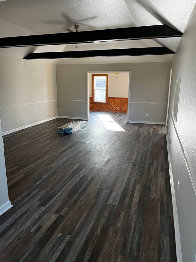 Building Photo - Renovated Home 25 Minute drive to Blue Oval