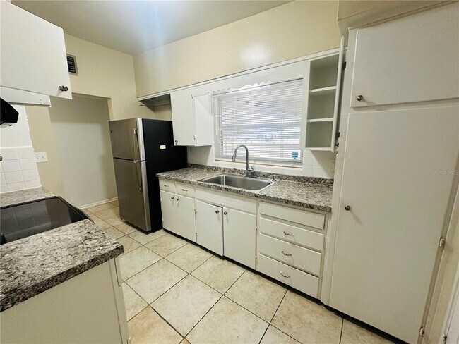 Foto del edificio - 6033 Balboa Dr