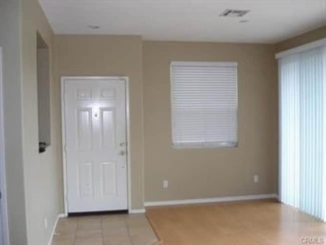 Building Photo - 3 Bedroom 2.5 Bath Condo in Gated Communit...