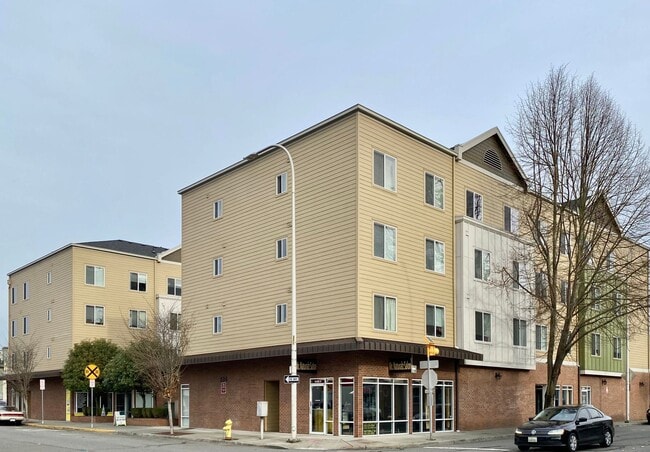 Building Photo - Newly remodeled 4-story Apartment Downtown...
