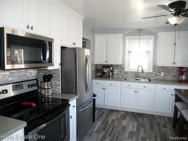 Building Photo - 2881 Ellwood Ave