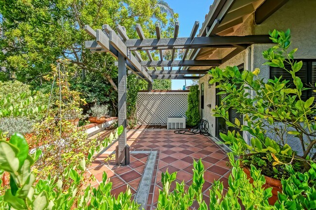 Foto del edificio - PARTIALLY REMODELED, BRIGHT & SPACIOUS, END-UNIT POOLFRONT TOWNHOUSE W/ SPACIOUS & PRIVATE PATIO ...