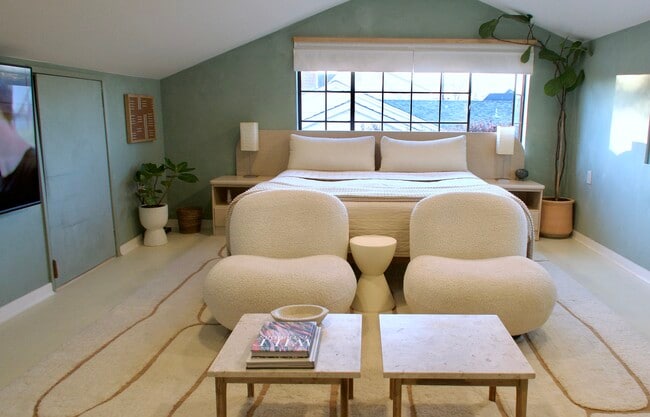 Foto del edificio - 329 E Mariposa Way